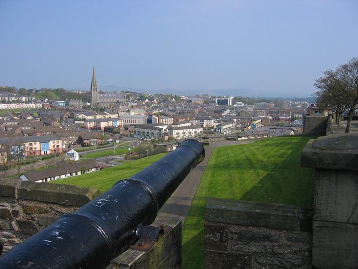 Après le traité anglo-irlandais de 1921, Derry était une ville d'Irlande du 